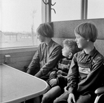 854097 Afbeelding van enkele kinderen in het als trein ingerichte restaurant van het Spoorwegcentrum in de ...